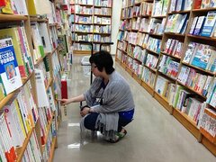 書店内での選書の様子